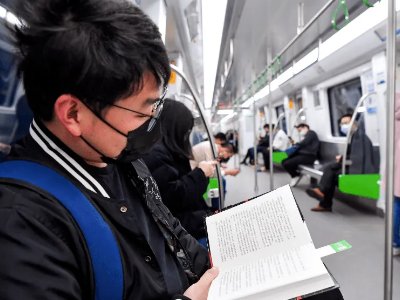 全国超千万人承受极端通勤：有人单程3小时，能拉动哪些家庭消费？