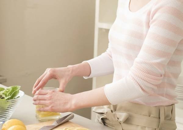 第一次去男朋友家，他一再赶着我去厨房帮忙做菜，我该怎么理解？