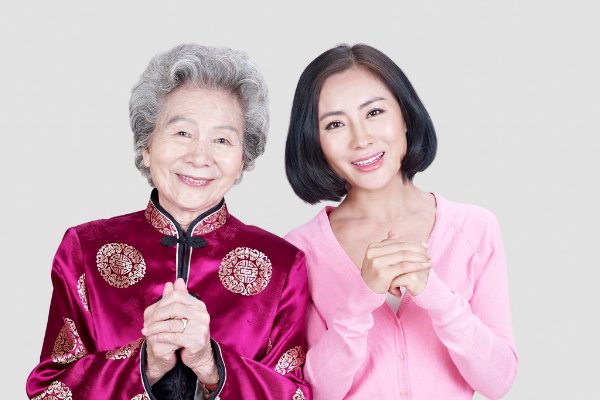 妈妈提出来要跟我一起住，我该怎么办啊？