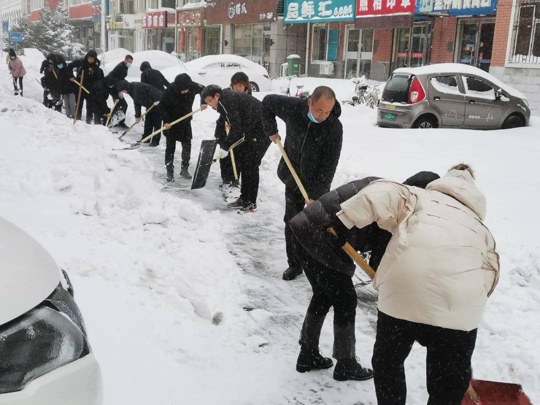 通辽市民早起发现积雪堆到二楼,当地居民需要怎样的帮助?