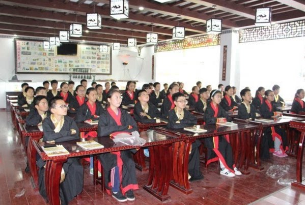 把皇上摁在龙椅上做臣子的典故