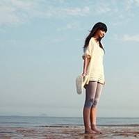 白底黑色影子的情侣头像,男生单膝跪地,女生站着