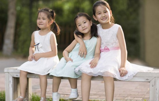 暑假和三个小女孩的说说