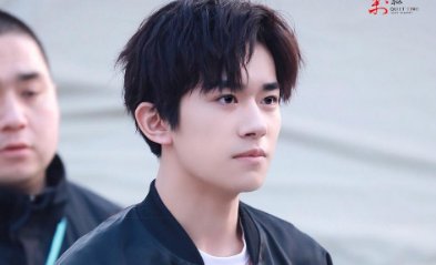 易烊千玺透露自己坐公交地铁上班,一次都没被认出过,本人对此有何表示?