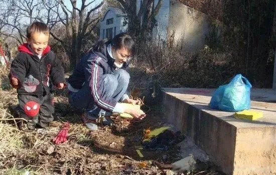 孙子上坟有什么讲究 为什么千万不要让孙子去上坟
