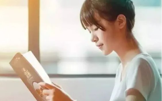 年轻人爱上用耳朵“读”网络小说，为何他们更喜欢用电子书？