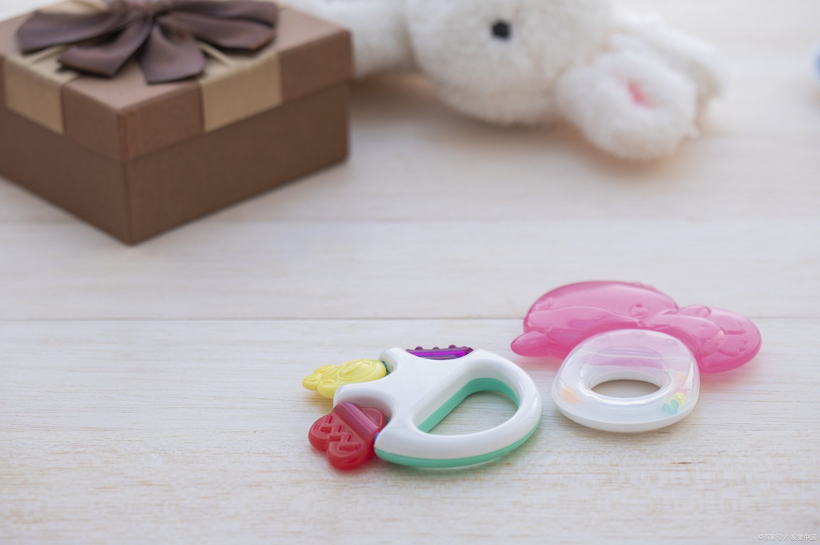 儿子非让我给他买他同学玩的那种几百块的玩具，孩子虚荣心强怎么教育？