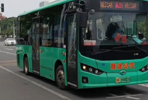 公交车上玩两个小朋友作文怎么写