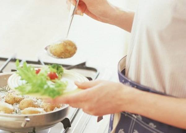 第一次去男朋友家，他一再赶着我去厨房帮忙做菜，我该怎么理解？