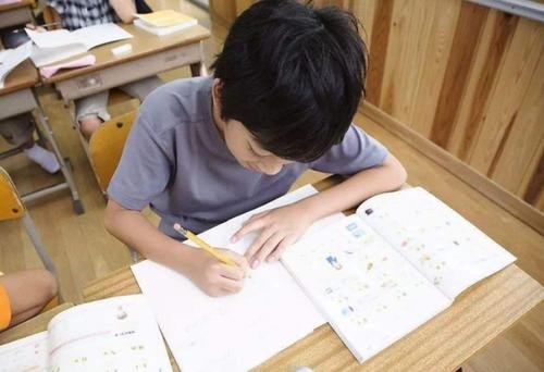 突然有点心疼小学老师了，你小学时有哪些调皮的经历呢？