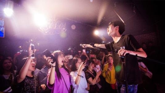 最近一首歌歌词“就这样爱上了他，被他带回了家”，是什么？