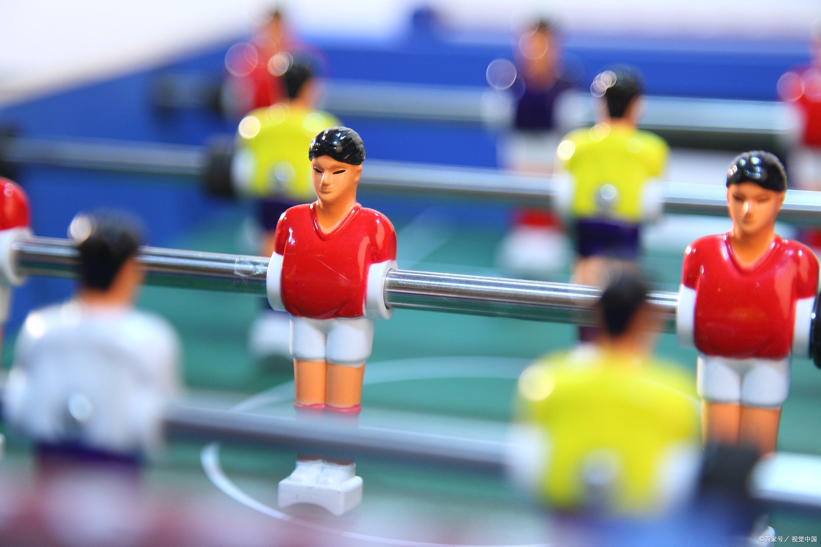 儿子非让我给他买他同学玩的那种几百块的玩具,孩子虚荣心强怎么教育?