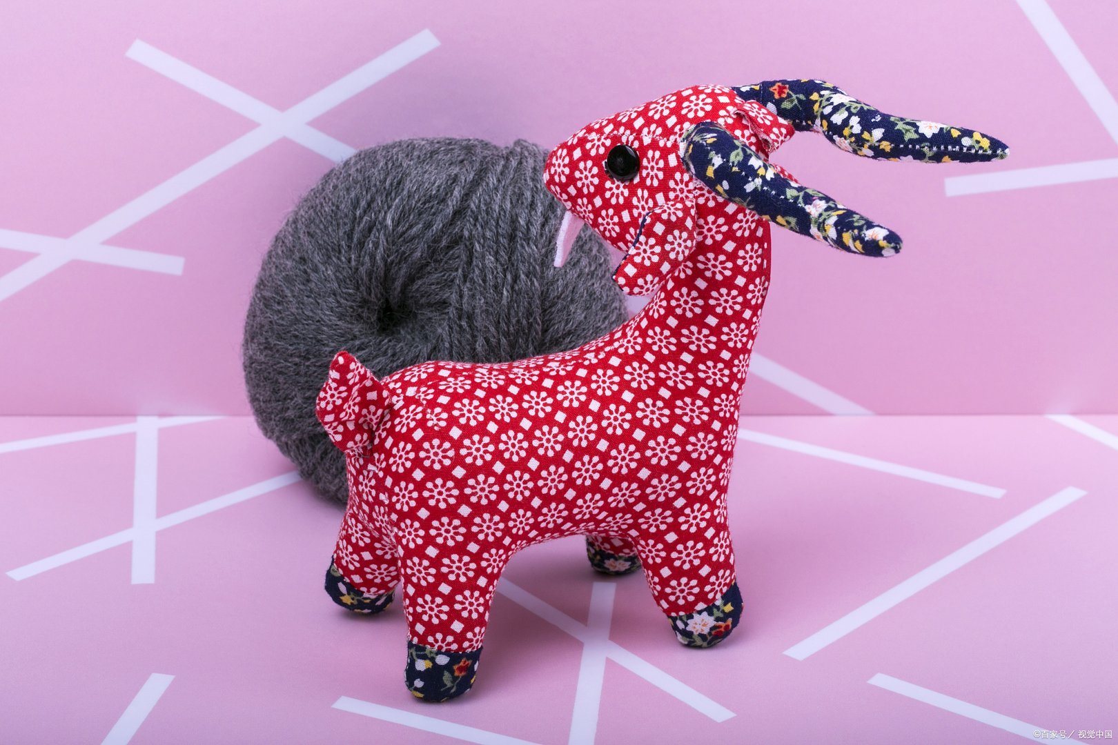 儿子非让我给他买他同学玩的那种几百块的玩具,孩子虚荣心强怎么教育?