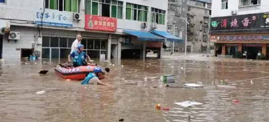 重庆5区县暴雨，一超市积水齐腰，救援工作进行的如何？