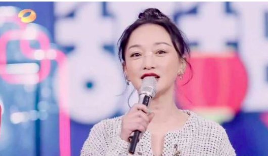 周迅躺着玩手机鼻梁被砸伤？