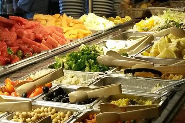 广西学校六菜一汤自助餐只需5.5元,这个价格合理吗?