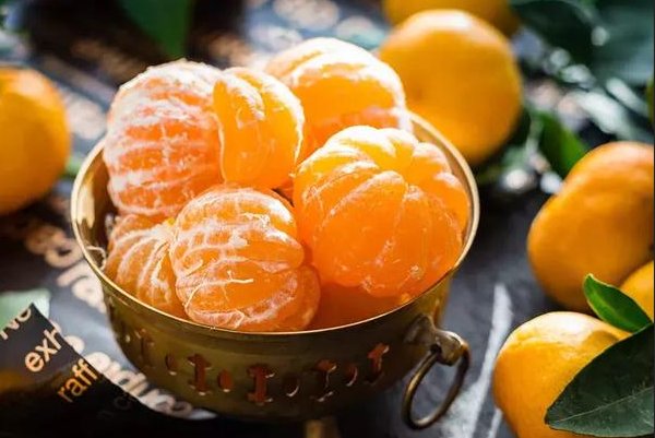 脱下红黄衣，八九个兄弟，紧紧抱一抱，吃来酸甜味.打一水果