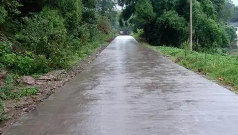 为什么在农村干水泥地上泼盆冷水发出滋滋滋的声音?