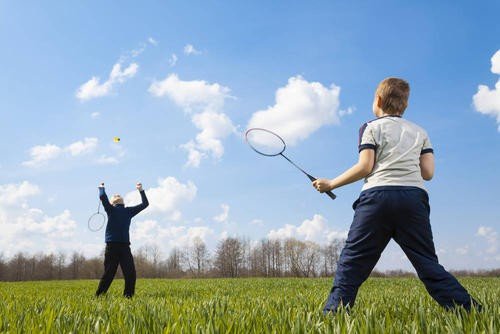 怎样用连续的动词描写小男孩打羽毛球的场景？
