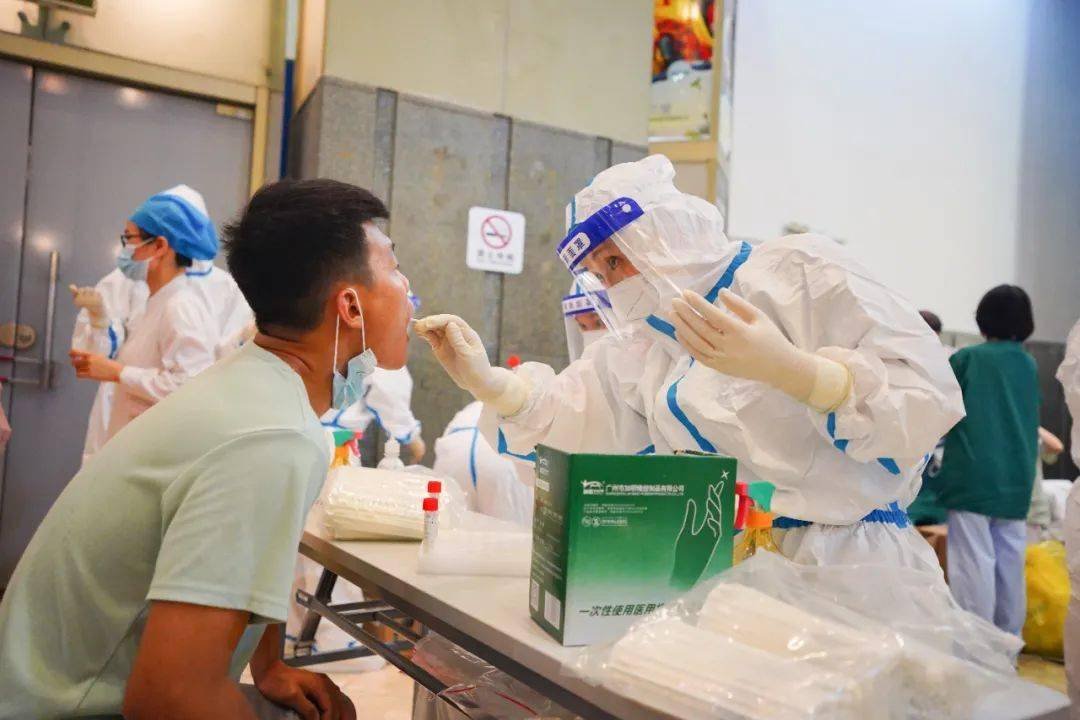 深圳女子做核酸检测时，无理取闹5分钟不张嘴，最终得到了什么处罚？