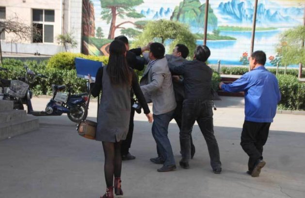 云南小伙欠8元维修费，店主竟带人夜闯他家杀死其父亲，此事究竟是谁之过？