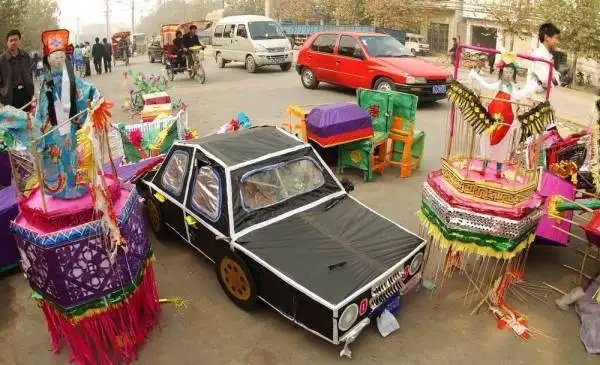 央媒评奇葩祭品层出不穷，如何避免让哀思披上“奢靡”外衣？