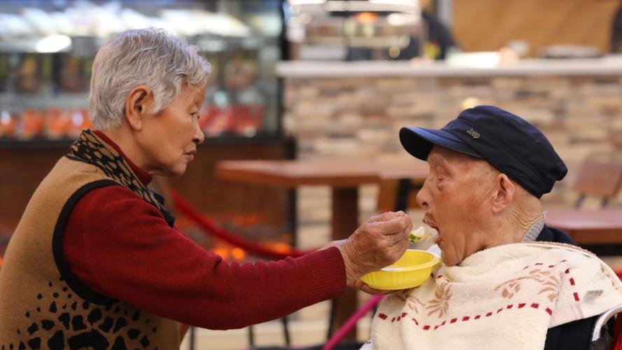 上海癌症晚期老人临终前与老伴重聚，他们之间发生了哪些感人故事？