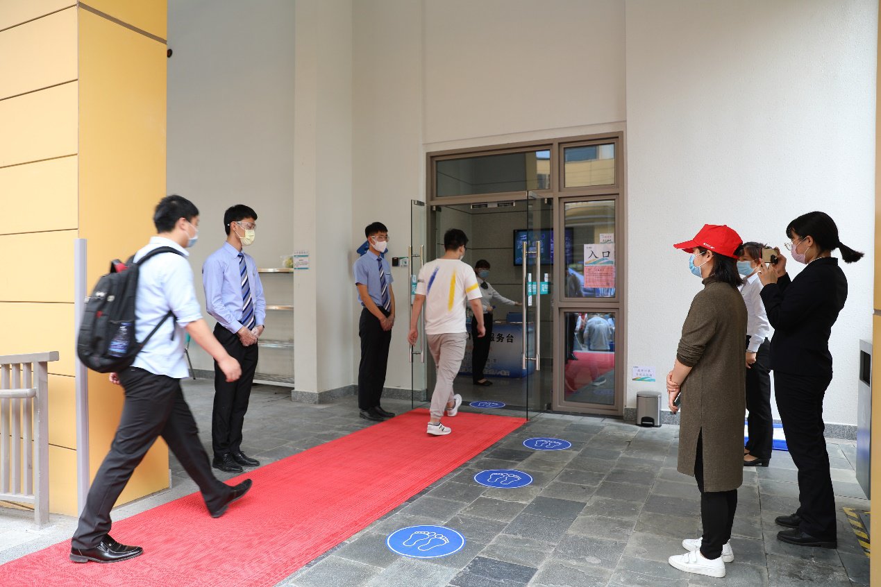 成都理工学生称学校一切正常，学生在校期间应该出去玩吗？