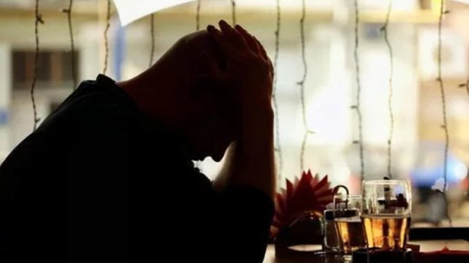 云南小伙欠8元维修费，店主竟带人夜闯他家杀死其父亲，此事究竟是谁之过？