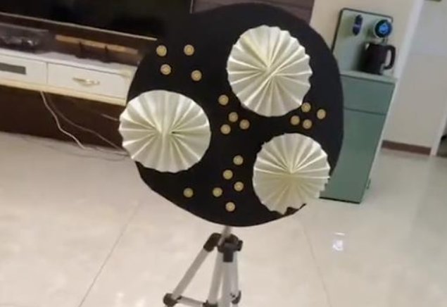 济宁一女儿做“花圈”送给爸爸当成日礼物，爸爸对此是如何回应的？