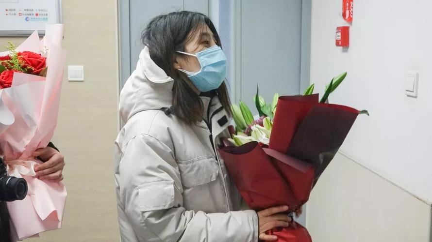 长春一女生发烧后回家隔离传染家人，学校为何让发烧的中学生回家隔离？