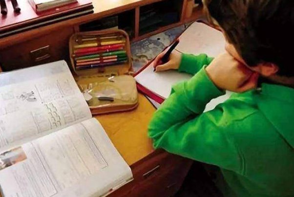 学长做错一道题就插一支笔的危害