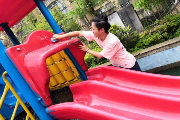 校园的公共玩具的小诗怎么写？