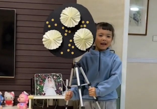 济宁一女儿做“花圈”送给爸爸当成日礼物，爸爸对此是如何回应的？