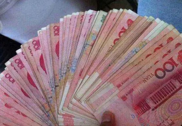 佛山路边一个草丛中竟藏大额现金，这背后的真相是什么？