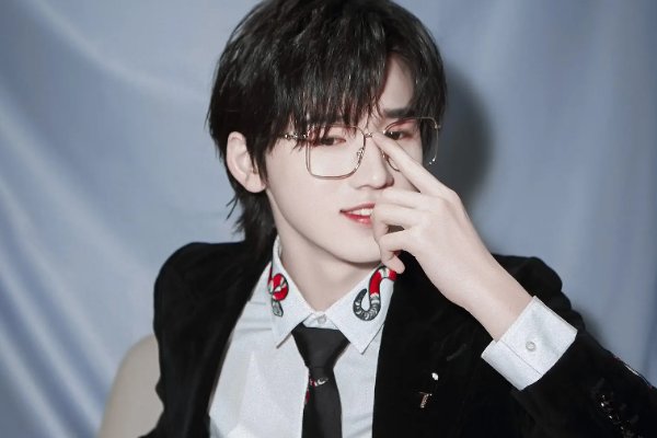 刘耀文拿领带顶宋亚轩的背景