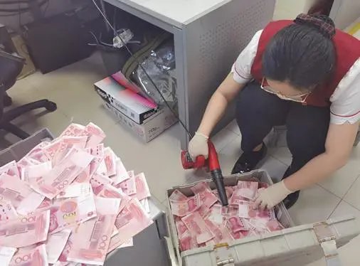 佛山路边一个草丛中竟藏大额现金，这背后的真相是什么？