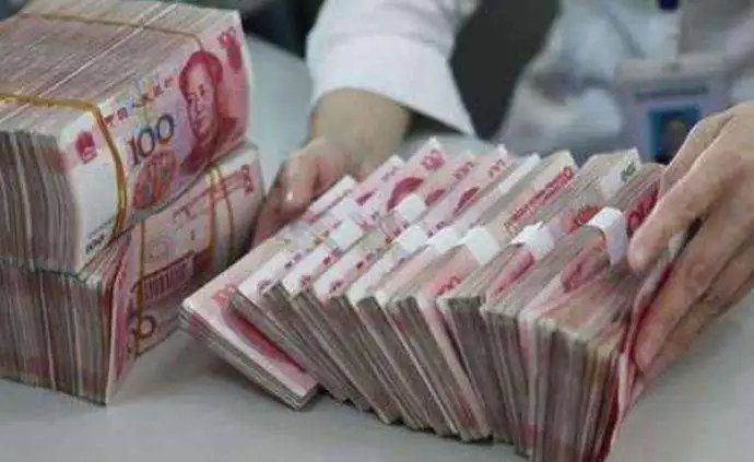 佛山路边一个草丛中竟藏大额现金，这背后的真相是什么？