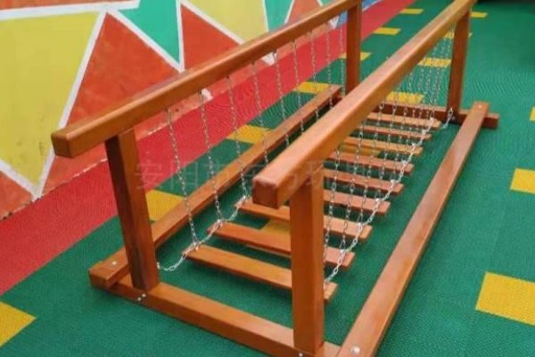 校园的公共玩具的小诗怎么写？