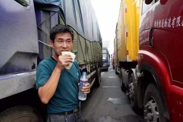 货车司机被困上海12天，靠吃土豆等着回家的日子，他们为何回不去？
