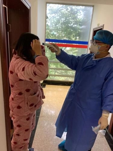 长春一女生发烧后回家隔离传染家人，学校为何让发烧的中学生回家隔离？