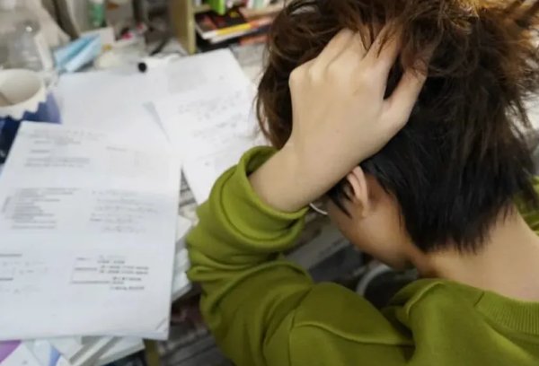 学长做错一道题就插一支笔的危害