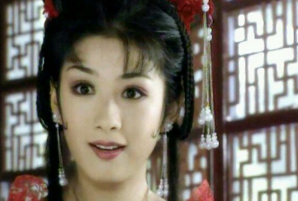 黄奕的新年愿望是上对花轿嫁对郎，她为什么总是在消费以前的老剧？