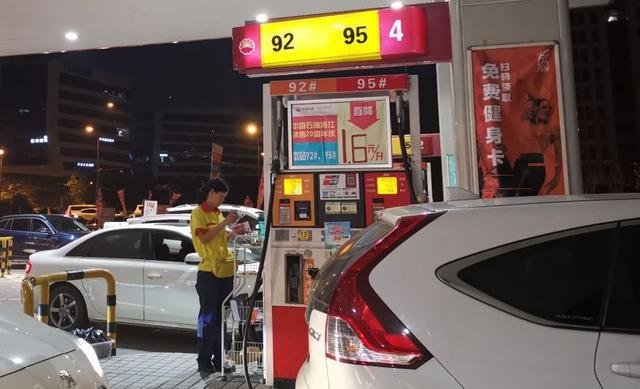 杭州的加油站爆满，油价继续涨下去，人们还会选择开车上班吗？