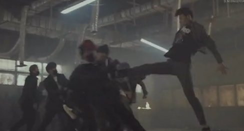 谁能告诉我EXO《狼与美女》(Wolf)MV剧情版主要讲的是什么样的故事？？谢谢谢谢～