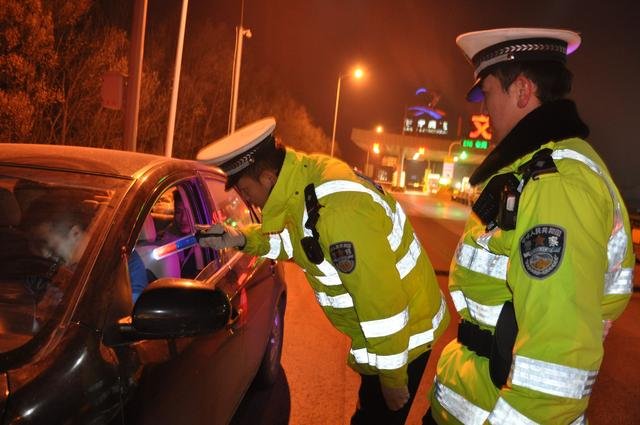 岳阳一女子遇车祸身亡，肇事者曾任派出所所长，事故发生的原因是什么