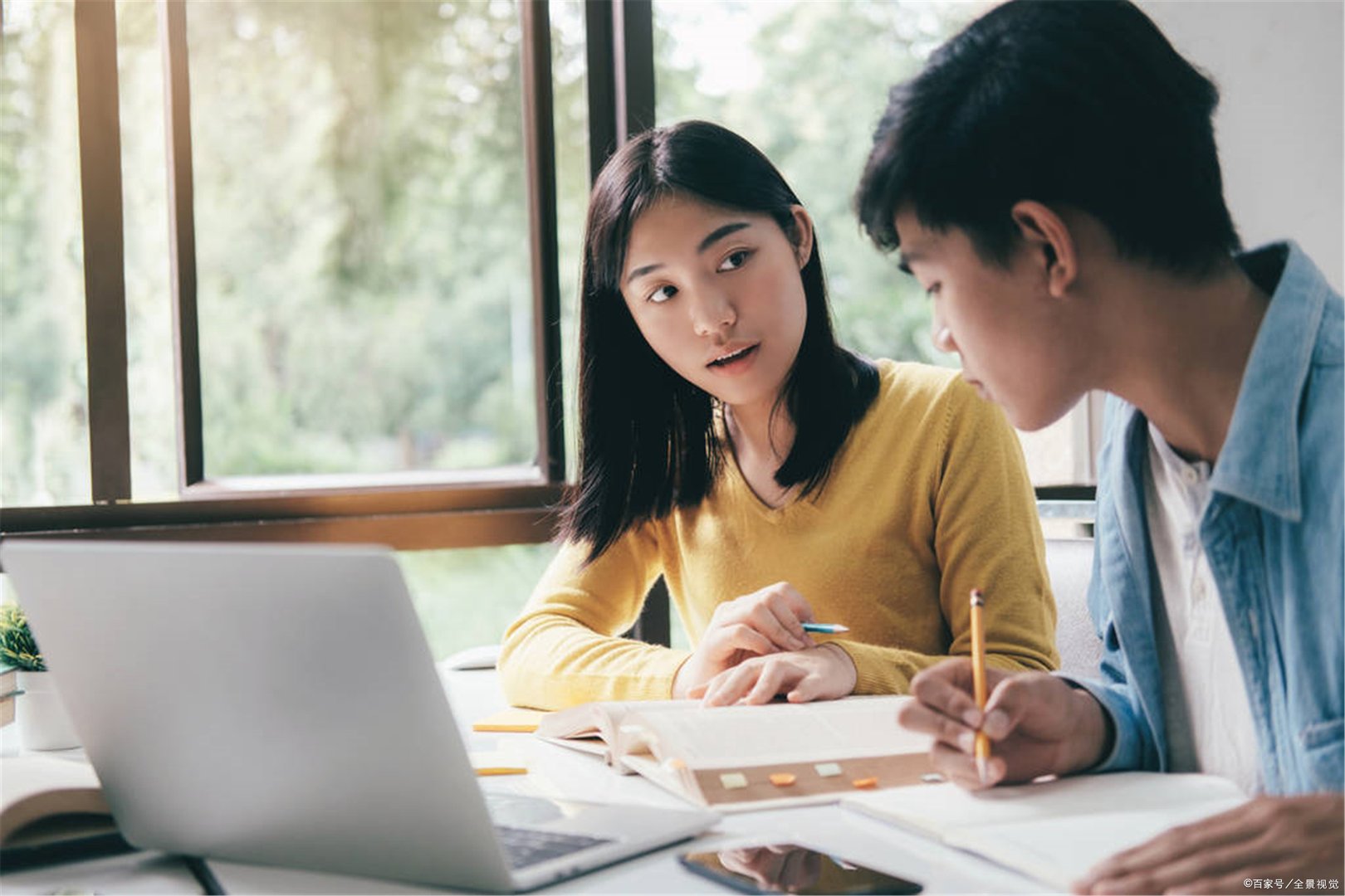 一个男生一看见你就故意躲避你,这是什么意思?