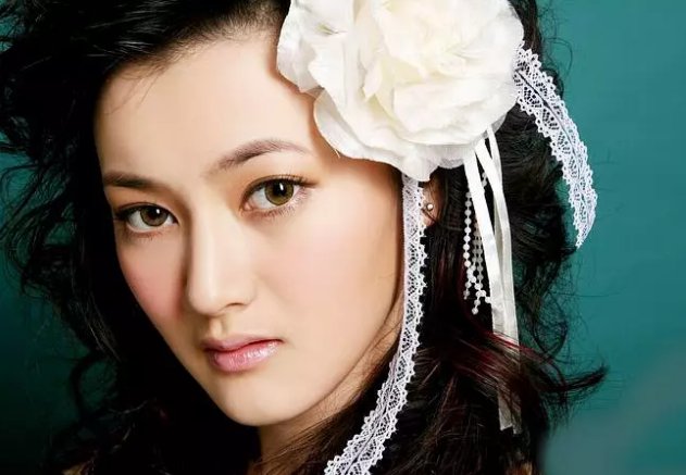 火线三兄弟里面的桃子是谁扮演的？