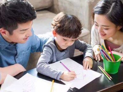 重庆一对母女打架，母亲将十几岁的女儿骑在身下，母亲为什么要这么做？