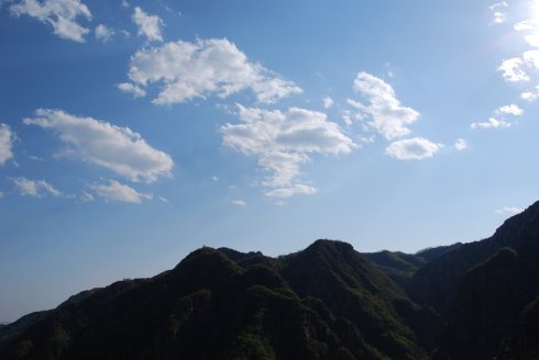 “笑看风云淡,坐起云拥时”出自何处？是什么意思？